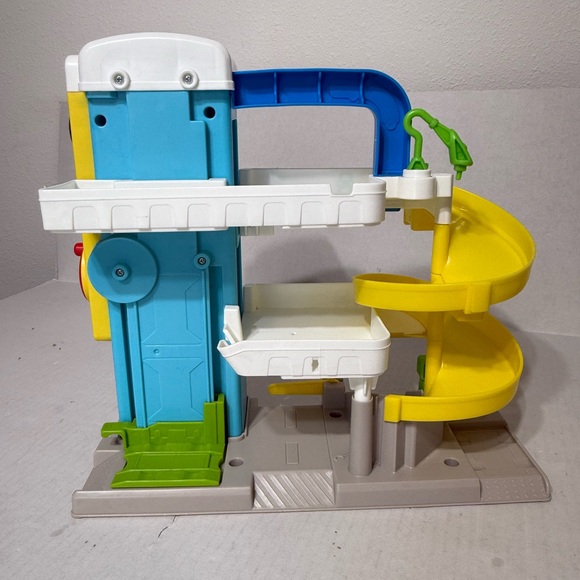 Fisher-Price Little People Helpful Neighbor's Garage and 2 Wheelie Cars - Picture 7 of 10